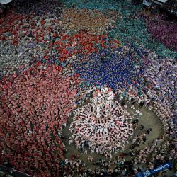 Los participantes forman un "castell", (torre humana) durante el 30.º Concurso de Castells en Tarragona. Los "castells" , torres humanas que se construyen tradicionalmente durante las fiestas en Cataluña, reúnen a equipos que compiten por construir y desmontar la torre humana más alta. | Foto:Josep Lago / AFP