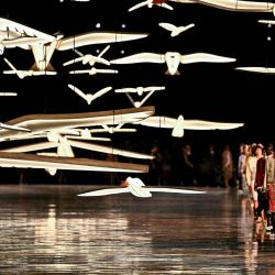 Modelos presentan creaciones del desfile de la colección femenina Primavera/Verano 2027 de Chanel, en el marco de la Semana de la Moda de París. | Foto:JULIEN DE ROSA / AFP