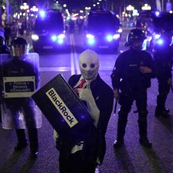 Un manifestante sostiene un maletín con el nombre de la multinacional de inversión estadounidense BlackRock durante una protesta contra los desahucios y los elevados precios de los alquileres en el Paseo de Gracia de Barcelona. Ese mismo día, el presidente del Gobierno español, de tendencia socialista, convocó elecciones anticipadas para el 29 de noviembre, después de que el Parlamento rechazara las medidas de alivio en materia de vivienda propuestas por su gobierno en minoría, en un contexto de protestas a nivel nacional contra los desahucios y los altos precios de los alquileres. | Foto:MANAURE QUINTERO / AFP