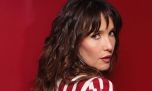 Natalia Oreiro marca tendencia con el look ideal para primavera: falda, lentejuelas y plumas