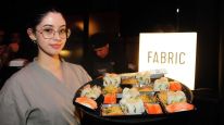 Un catering distinguido y un bandejeo sin pausas marcaron la propuesta gastronómica de Fabric Sushi en Caras Moda