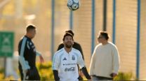 Lionel Messi observa la pelota durante el último entrenamiento con la Selección Argentina en laAFA en Ezeiza, el 5 de octubre de 2026