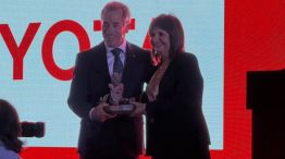 Gustavo Salinas, presidente de Toyota, recibe el premio Fortuna a la mejor automotriz 2026. Entrega Patricia Bullrich R 