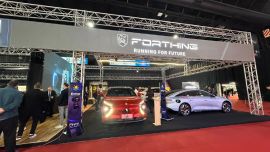 Forthing sorprendió en Expo Auto Chino: el sedán de 209 CV y la lujosa van de 7 pasajeros que llegan a Argentina