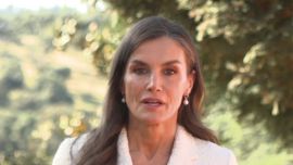 El elegante look rosa empolvado de Letizia Ortiz en su llegada a Finlandia