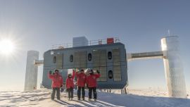 Nobel de Física para Francis Halzen, el físico que ideó cómo “ver” y estudiar los neutrinos bajo el hielo antártico