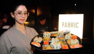 Un catering distinguido y un bandejeo sin pausas marcaron la propuesta gastronómica de Fabric Sushi en Caras Moda