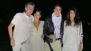 Tini Stoessel junto a su familia