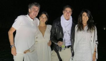 Tini Stoessel junto a su familia