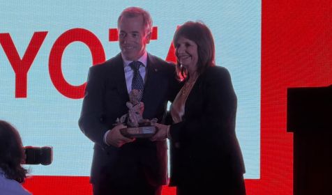 Gustavo Salinas, presidente de Toyota, recibe el premio Fortuna a la mejor automotriz 2026. Entrega Patricia Bullrich R 