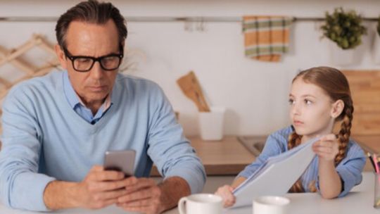 Quieren ser padres, pero el cuidado sigue recayendo en las mujeres: solo el 21% de los hombres participa en las tareas de cuidado