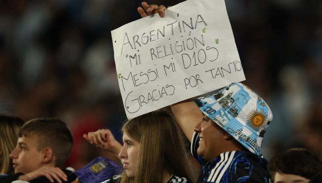 Cartel para Lionel Messi en el Estadio Monumental