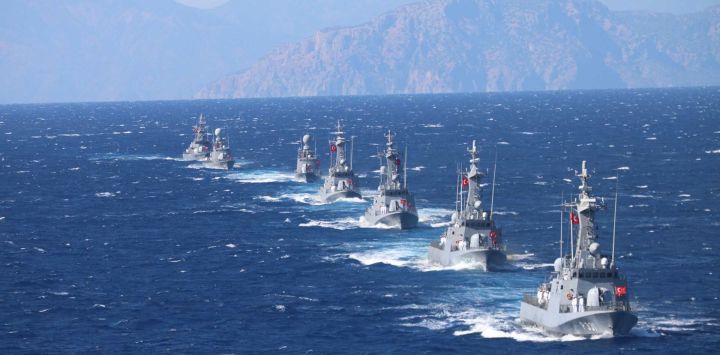 Imagen de barcos vistos durante el ejercicio "Denizkurdu-I/2026", en Mugla, Turquía. El ejercicio "Denizkurdu-I/2026" se llevó a cabo en el mar Negro, el mar de Mármara, el mar Egeo y el Mediterráneo oriental. Aproximadamente 14.000 efectivos, 100 buques de superficie y 50 aeronaves participaron en el ejercicio.