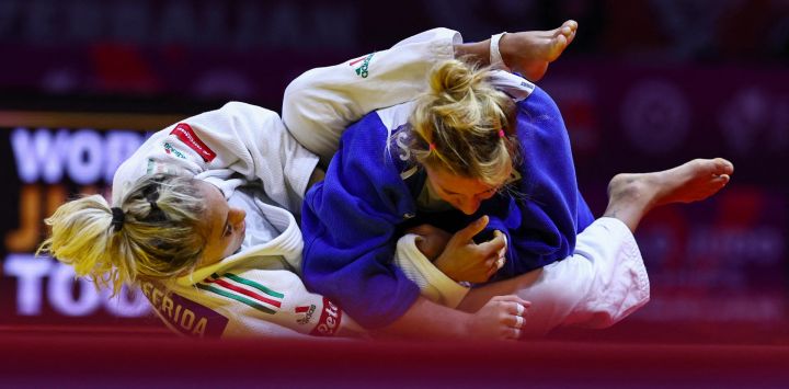 La italiana Odette Giuffrida (de blanco) compite contra la brasileña Rafaela Rodrigues en los dieciseisavos de final de la categoría femenina de menos de 52 kg durante el Campeonato Mundial de Judo en Bakú.