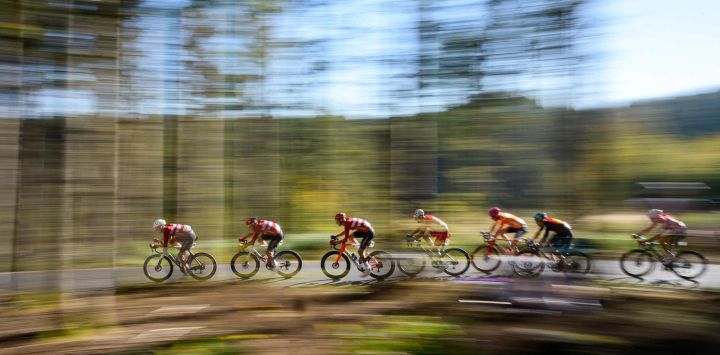 Los daneses Mikkel Norsgaard Bjerg, Mads Pedersen y Peter Hansen, seguidos por el Mónaco Victor Langellotti, el holandés Jardi van der Lee, el español Pau Miquel Delgado y el austriaco Michael Gogl compiten en la carrera de élite masculina en ruta del Campeonato Europeo de Ciclismo en Ruta UEC entre Liubliana y Sencur.