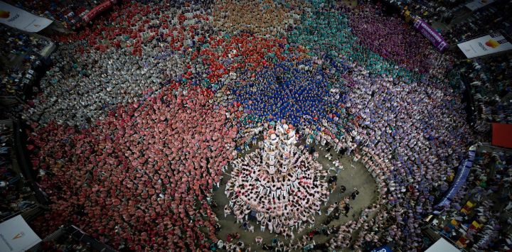 Los participantes forman un "castell", (torre humana) durante el 30.º Concurso de Castells en Tarragona. Los "castells" , torres humanas que se construyen tradicionalmente durante las fiestas en Cataluña, reúnen a equipos que compiten por construir y desmontar la torre humana más alta.