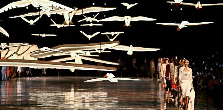 Modelos presentan creaciones del desfile de la colección femenina Primavera/Verano 2027 de Chanel, en el marco de la Semana de la Moda de París.