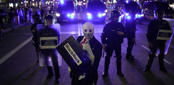 Un manifestante sostiene un maletín con el nombre de la multinacional de inversión estadounidense BlackRock durante una protesta contra los desahucios y los elevados precios de los alquileres en el Paseo de Gracia de Barcelona. Ese mismo día, el presidente del Gobierno español, de tendencia socialista, convocó elecciones anticipadas para el 29 de noviembre, después de que el Parlamento rechazara las medidas de alivio en materia de vivienda propuestas por su gobierno en minoría, en un contexto de protestas a nivel nacional contra los desahucios y los altos precios de los alquileres.