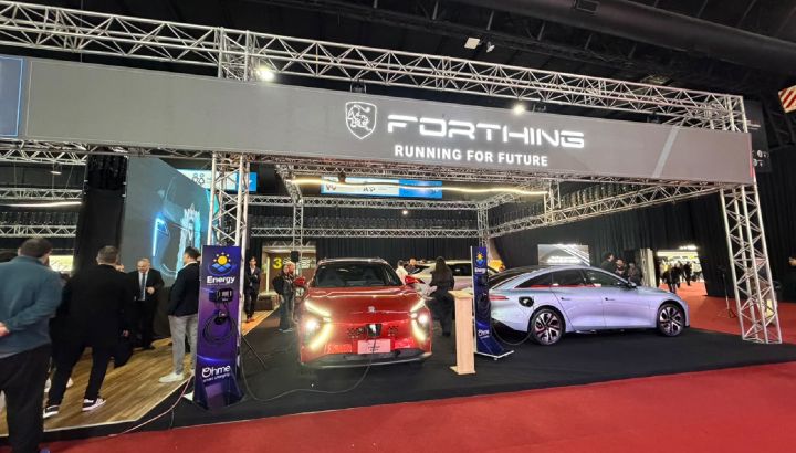 Forthing sorprendió en Expo Auto Chino: el sedán de 209 CV y la lujosa van de 7 pasajeros que llegan a Argentina