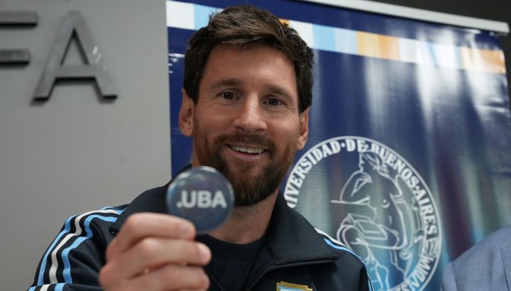 Lionel Messi recibió el título 'Honoris Causa' en la UBA antes de su partido de despedida