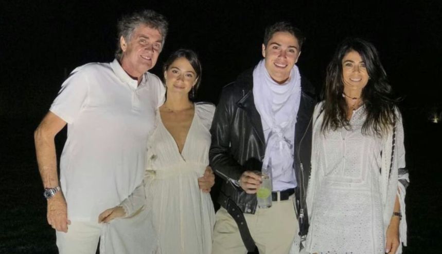 Tini Stoessel junto a su familia