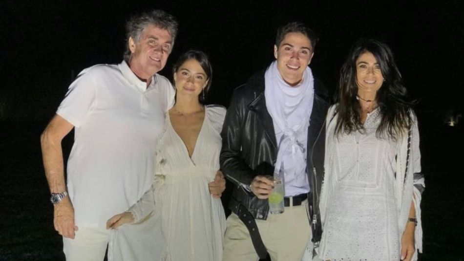 Tini Stoessel junto a su familia