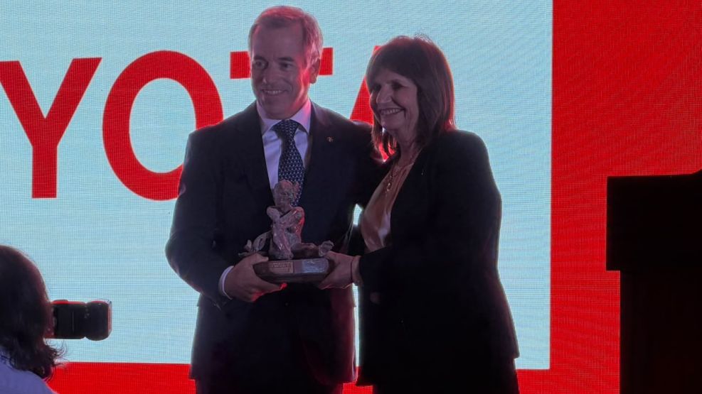 Gustavo Salinas, presidente de Toyota, recibe el premio Fortuna a la mejor automotriz 2026. Entrega Patricia Bullrich R 