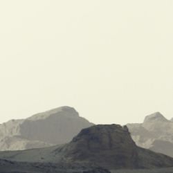 Las cautivadoras formas de riscos tallados por el viento llamados yardangs se revelan en este recorte ampliado de un panorama más amplio capturado por el rover Curiosity Mars. 