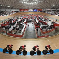 Ciclistas del equipo de China compiten durante la final femenina de persecución por equipos de ciclismo en pista en los 20 Juegos Asiáticos de Aichi-Nagoya 2026, en Izu, en la prefectura de Shizuoka, Japón. | Foto:Xinhua/Cen Yunpeng