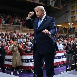El presidente estadounidense Donald Trump baila durante un mitin de campaña en Vandalia, Ohio. | Foto:BRENDAN SMIALOWSKI / AFP