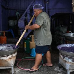 Esta fotografía muestra a un trabajador elaborando mermelada de ñame morado (ube halaya) en un establecimiento de Manila. El *ube* filipino se ha convertido en una sensación que marca tendencia desde Los Ángeles hasta Londres y Seúl; el intenso color púrpura de este humilde tubérculo genera largas filas frente a cafeterías y pastelerías, además de acumular millones de visualizaciones en las redes sociales. | Foto:JAM STA ROSA / AFP
