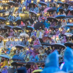 Imagen de personas observando el Concierto de la Huella Dactilar de la Tierra, en el distrito de Dafang de la provincia de Guizhou, en el suroeste de China. | Foto:Xinhua/Luo Dafu
