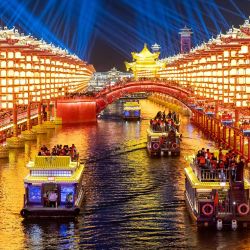 Imagen de turistas cruzando el área escénica de la Antigua Calle Hetou, en la provincia de Hebei, en el norte de China. Durante las vacaciones por el Día Nacional, se lanzaron recorridos nocturnos por toda China para crear escenarios de consumo diversificados. | Foto:Xinhua/Li Xiuqing