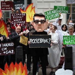 Manifestantes sostienen pancartas frente al Departamento de Energía en el centro de Londres, protestando contra el proyecto de desarrollo de los yacimientos petrolíferos de Rosebank y Jackdaw en el mar del Norte, al noroeste de Escocia. Dos proyectos propuestos en el mar del Norte, conocidos como Jackdaw y Rosebank, se han visto envueltos en litigios y retrasos burocráticos, y su aprobación resultaría polémica. | Foto:HENRY NICHOLLS / AFP