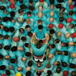 Miembros del equipo Castellers de Vilafranca forman un "castell" (torre humana) durante el 30.º Concurso de Castells en Tarragona. Los "castells", construidos tradicionalmente durante las fiestas en Cataluña, reúnen a equipos que compiten por levantar y desmontar la torre humana más alta. | Foto:Josep Lago / AFP