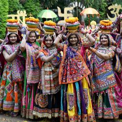 Personas vestidas con trajes tradicionales participan en una sesión de ensayo de "Garba" antes del festival hindú de Navaratri, en Ahmedabad, India. | Foto:Shammi Mehra / AFP