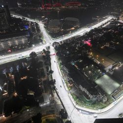 Una vista general muestra el perfil urbano y el circuito urbano para la próxima carrera nocturna del Gran Premio de Fórmula 1 en Singapur. | Foto:Roslan Rahman / AFP