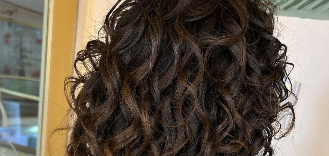 Pelo con frizz: trucos para cuidar tus rulos en primavera y verano
