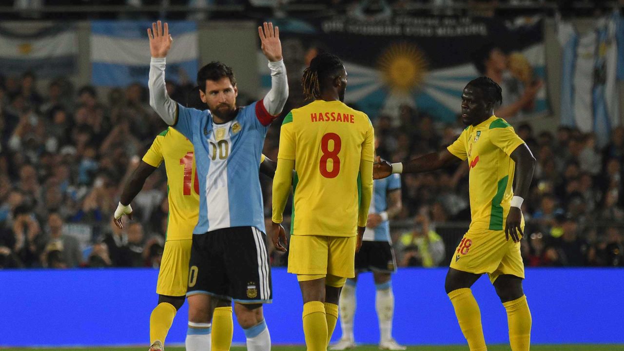 Lionel Messi celebra tras marcar el tercer gol de su equipo durante el partido amistoso internacional de fútbol entre Argentina y Benín, disputado en el estadio Más Monumental de Buenos Aires. | Foto:Pablo Cuarterolo