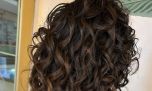 Pelo con frizz: trucos para cuidar tus rulos en primavera y verano