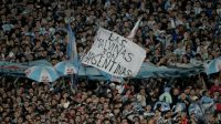 Bandera de Malvinas en el Monumental
