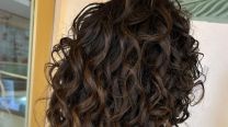 Pelo con frizz: trucos para cuidar tus rulos en primavera y verano