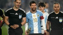 Lionel Messi, posa para una foto junto al árbitro chileno Fernando Vejar antes del partido amistoso internacional de fútbol entre Argentina y Benín