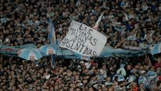 Bandera de Malvinas en el Monumental