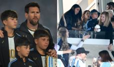 Antonela Roccuzzo y Celia Cuccittini, esposa y madre de Lionel Messi, y sus hijos antes del último partido del capitán en la Selección