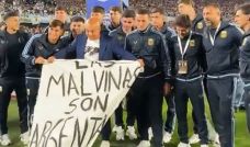 Selección de Argentina con la bandera por las Malvinas