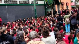 Protesta en la puerta del Colegio Modelo de Lomas de Zamora