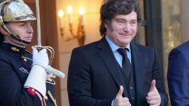 Milei va por otro "baño de premios" en EE.UU, en una semana caliente en el Congreso y la calle
