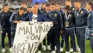 Selección de Argentina con la bandera por las Malvinas