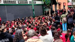 Protesta en la puerta del Colegio Modelo de Lomas de Zamora